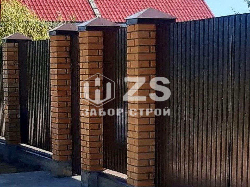 Забор из профнастила с кирпичными столбами 20 соток